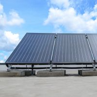 Solarthermie-Anlage auf einem Flachdach