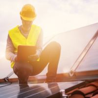 Solarthermie-Anlage mit einem Monteur
