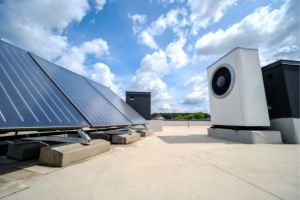 Solarthermie mit einer Wärmepumpe auf einem Flachdach