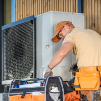 Installateur an einer Wärmepumpe