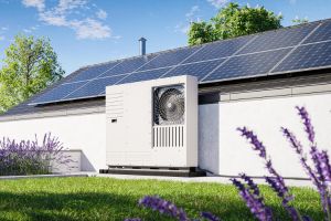 Wärmepumpe vor einem Haus mit einer Photovoltaik-Anlage