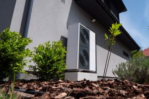 Wärmepumpe draußen vor einer Hauswand