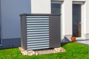 Wärmepumpe an einem Wohnhaus