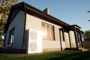 Wärmepumpe an einem modernen Einfamilienhaus.