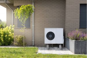 Wärmepumpenanlage auf modernem Gebäudeaußenraum installiert